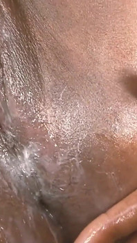 Le tettone più calde scena 4: una voluttuosa donna nera con grandi tette oliate gode di un grosso cazzo nella sua figa e di una sborrata dentro
