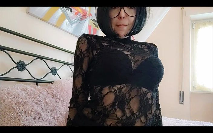 savannahamatoriale: The Stepmom Wants to Touch Herself