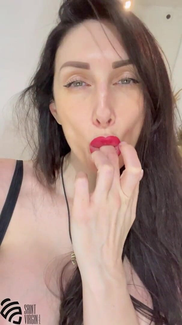 LizaVirgin: Liza Virgin развлекается дома