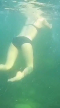 在海里游泳和暴露