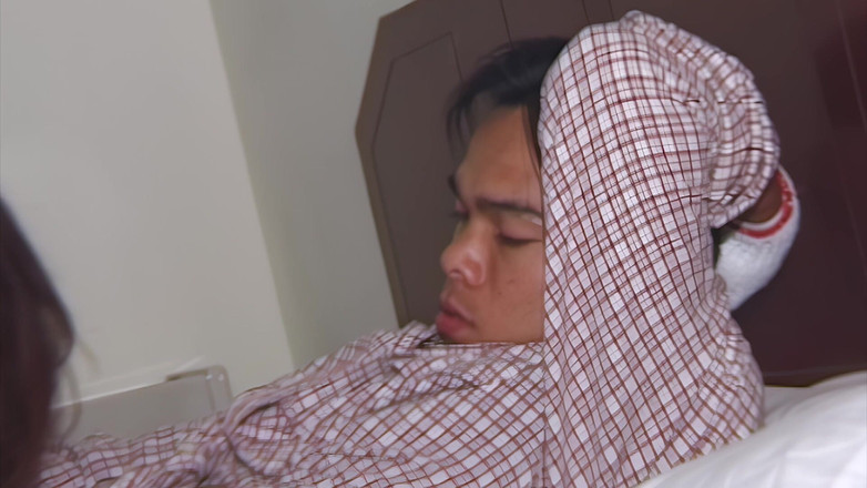 Ladyboy Lovers: 貪欲なレディーボーイがエッチな男とファックする
