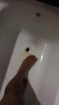Kencing dalam tab mandi