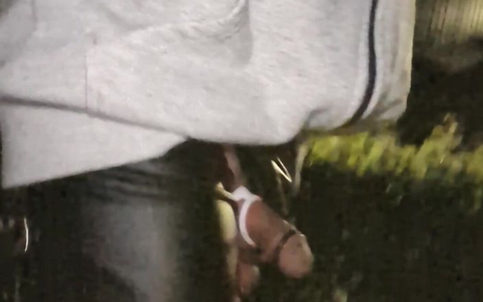 kinkygaynudist: Cowok gay jalan-jalan di luar ruangan sambil pamer kontolnya