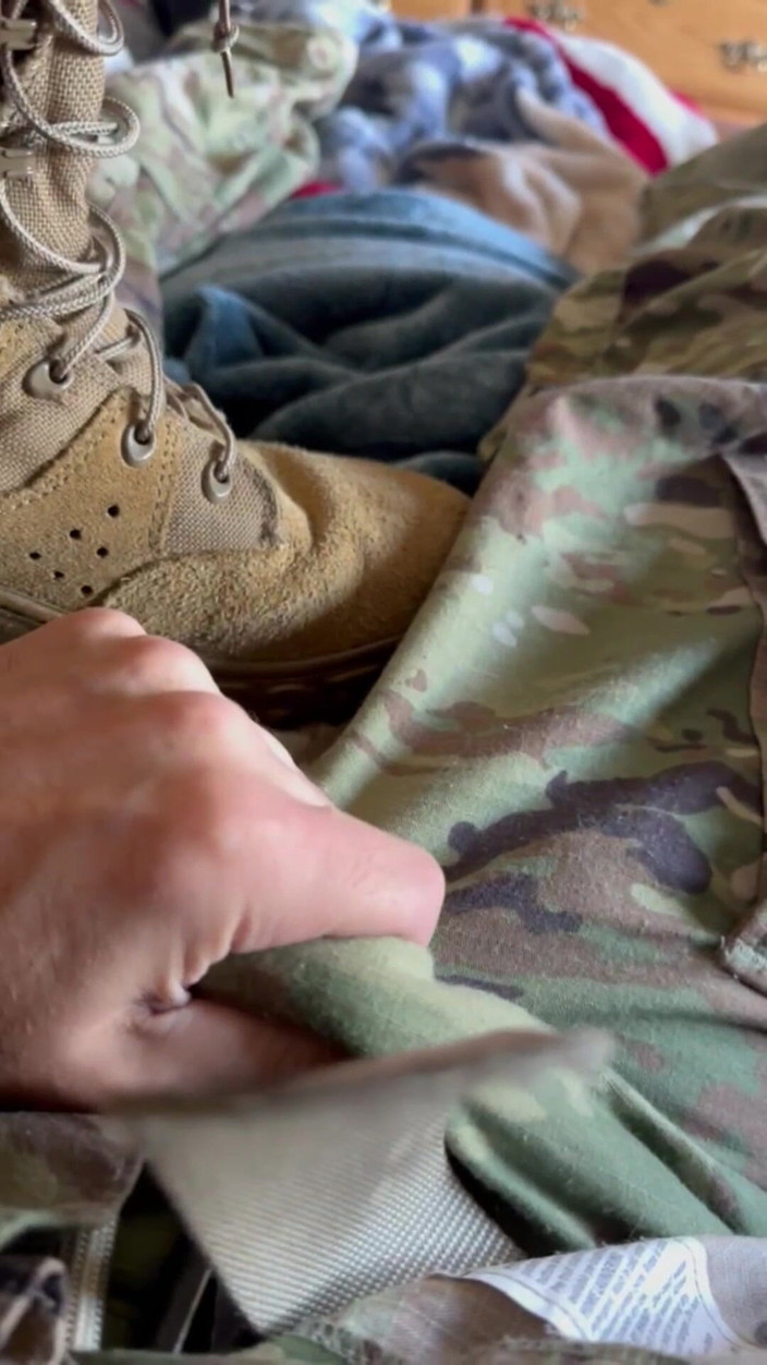Gay Soldier Stuff: सुपर हॉट - अमेरिकी सेना के सॉलिडर ने अपने बूट पर वीर्य का लोड शूट किया!
