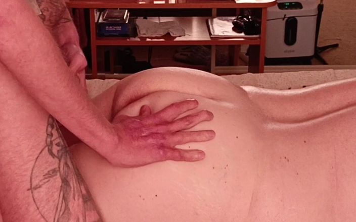 Zona901: Vizinha recebe uma massagem com óleo fodida na bunda e na...