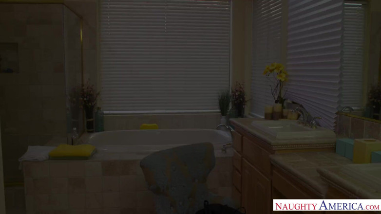 Naughty America: Naughty America Valentina Nappi kocası işi yapmadığı için yarak peşinde!