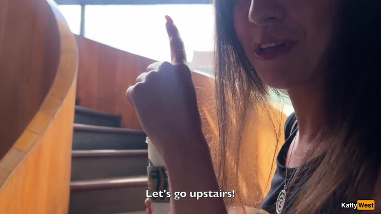 Katty West: Caminata loca en Starbucks - mamada en baño público, bebiendo café...