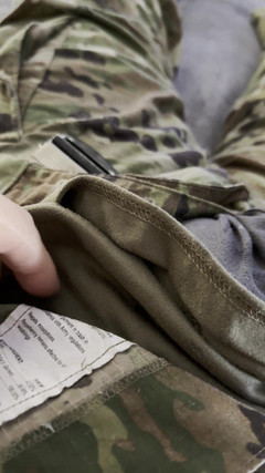 Gay Soldier Stuff: Il soldato dell'esercito si masturba in oca e gocciola il...