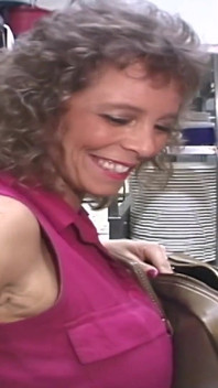 Zakręcona milf masturbuje się w kuchni nocnego klubu