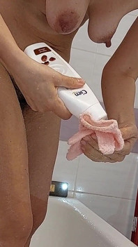 Sexy amatérská manželka si holí chlupatou kundičku. Chlupatá kundička manželka, Velký zadek, Velká prsa