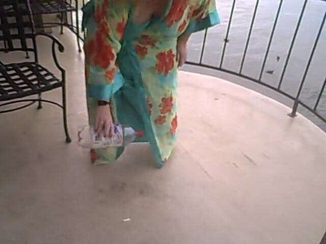 BBW nurse Vicki adventures with friends: 2 BBW are crushing one with bare feet other