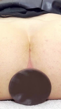 Brincando com meu plug anal de chocolate