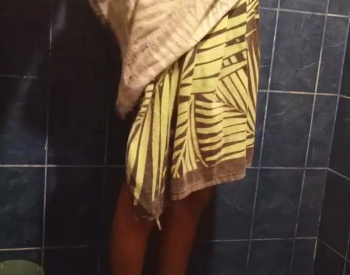 Pirro: Acariciando En La Ducha - Peruano De Alto Tatuado