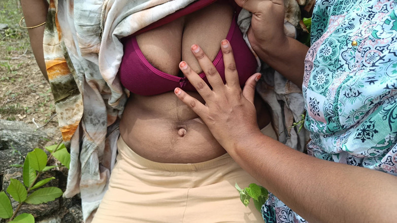 Magilmathi: Pasangan lesbian lagi asik mesra-mesraan di luar ruangan