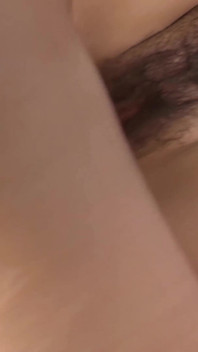 Buceta peluda morena nerd menina com óculos sexy quer pau quente