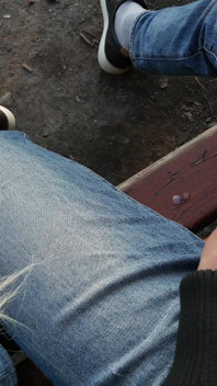Gadis ini kaget ngeliat cowok ini ngocok kontol di taman dan bantuin dia crot