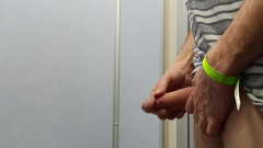 Rockardglans: Bagni pubblici pisciare, sega, sborrando da vicino indossando jeans - Rockard...