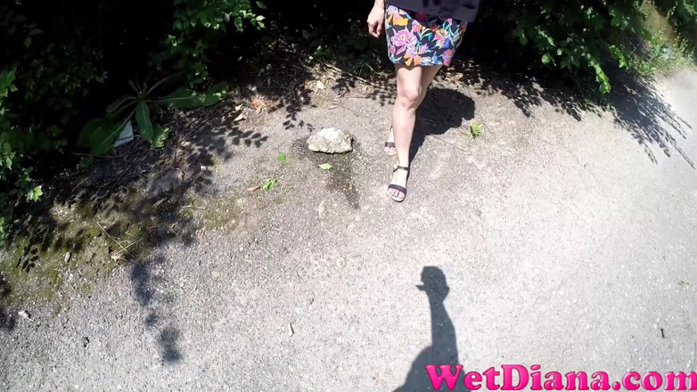 Wet Diana: Wide open peeing