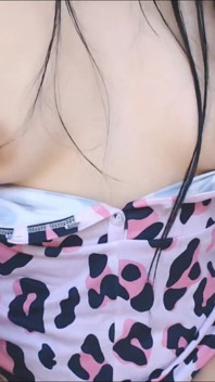 Pyjama tryska i nagi dildo play - późna noc mokra sesja przyjemności