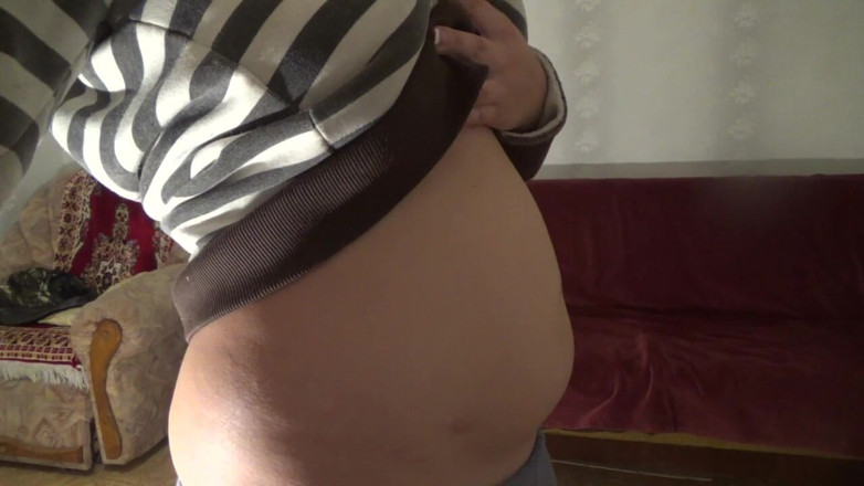 Sexy Milf: Kate nerada čůrá na záchodě!