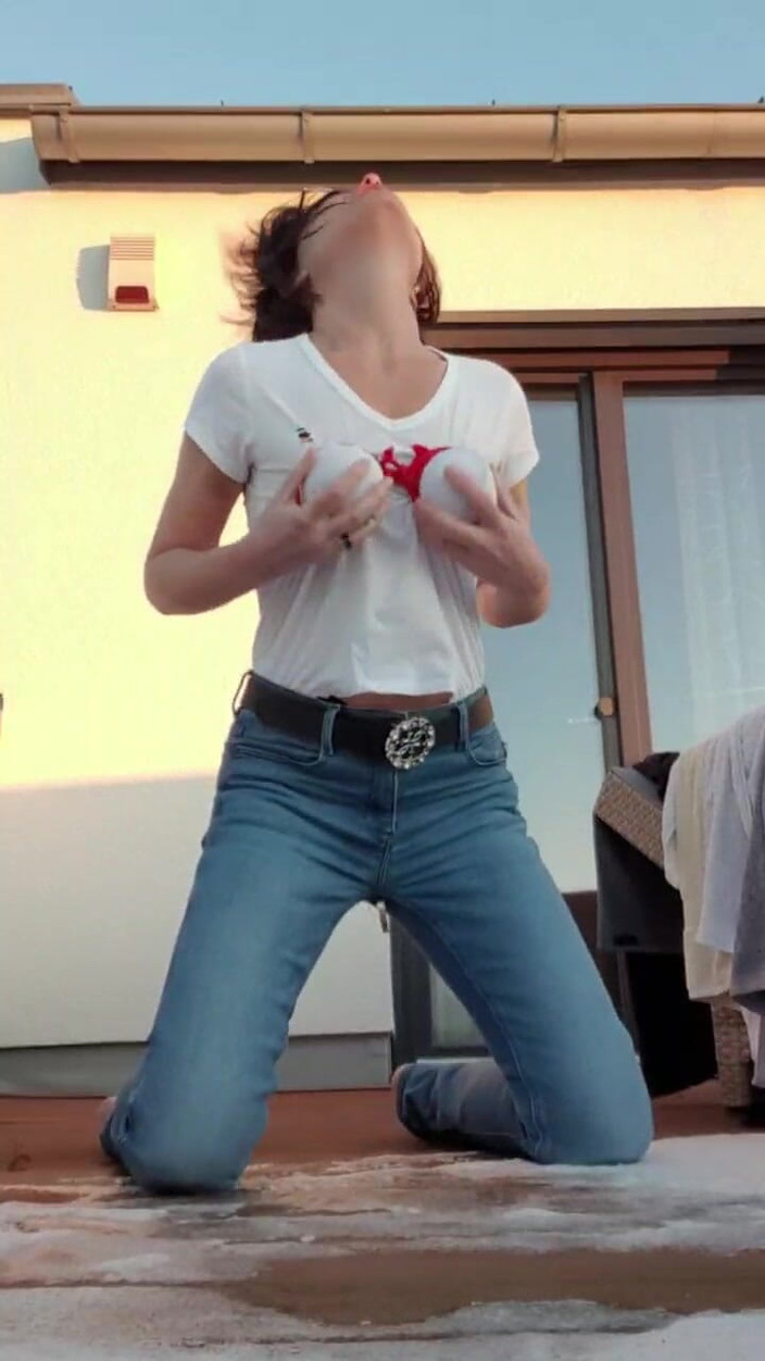 JulieEroticDress: 발코니에서 청바지를 입은 시오후키