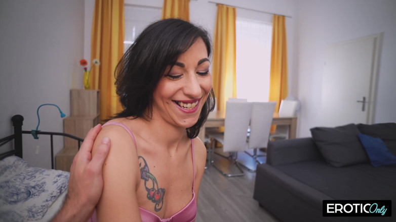 ONLYFREAKSX: 그는 그녀의 작고 뜨거운 엉덩이를 박는 것을 좋아합니다