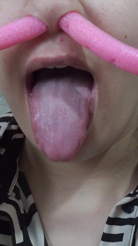 Lui gioca con il mio naso. Mi sono messa un sottile inserto in silicone rosa nel mio naso e ci gioco. Non so di cosa si tratta,