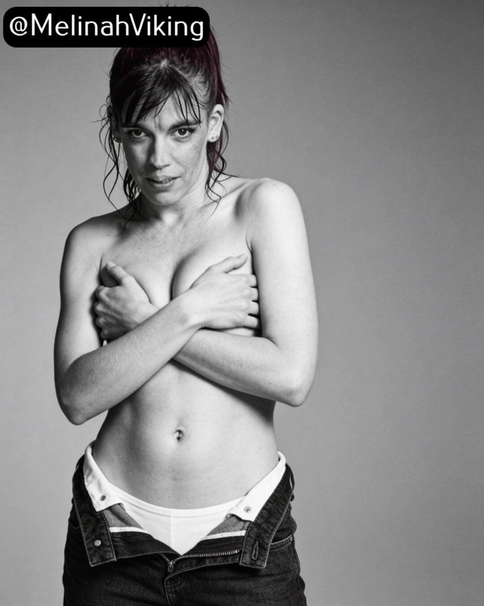 Melinah Viking: B&amp;w topless sesión de fotos