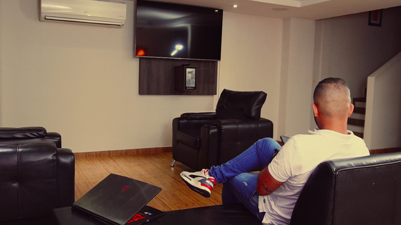 Kittydj: Des lesbiennes se font surprendre par leur demi-frère et demande à...