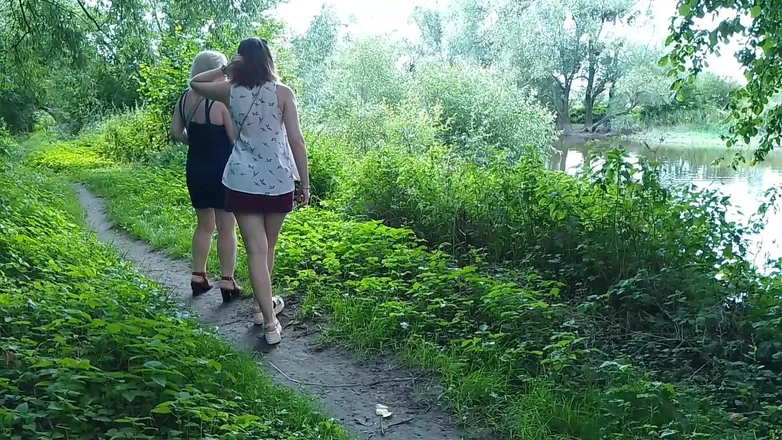 Assol: Dvě dívky se zastavily na straně silnice k čůrání, přitahovaly pozornost...