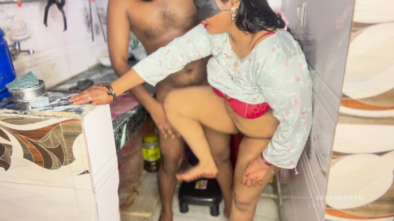 Badal09: ส่าหรีของพี่สะใภ้หลุดในห้องครัว - พี่ชายไม่แท้บีบเธอก่อนปล่อย