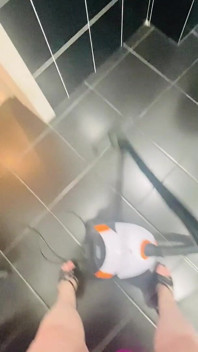 Staubsaugen mit highheels