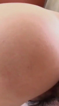 Ayumi lagi asik muasin memeknya pakai mainan seks dan kontol