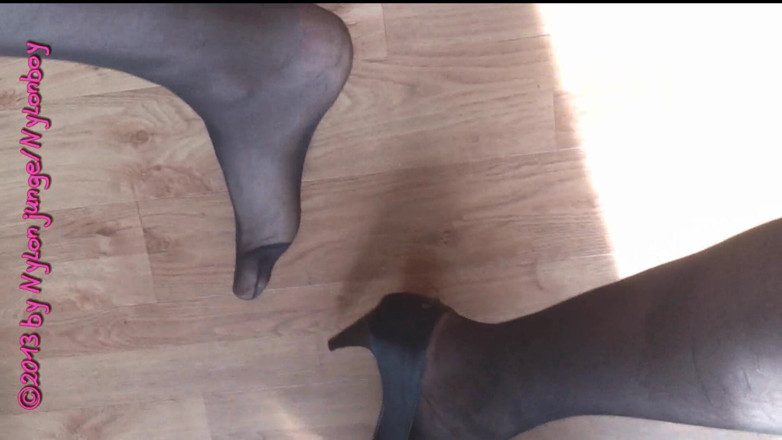 Carmen_Nylonjunge: Fuck black toes