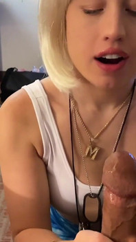 Красива жінка Honeybunnyba наймає для смоктання