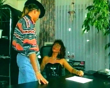 Hardcore German Club: Duitse babe werd gepenetreerd door haar baas