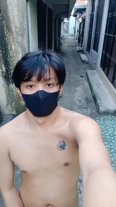 Kraken - ragazzo gay asiatico si masturba in un cimitero di Oudoor