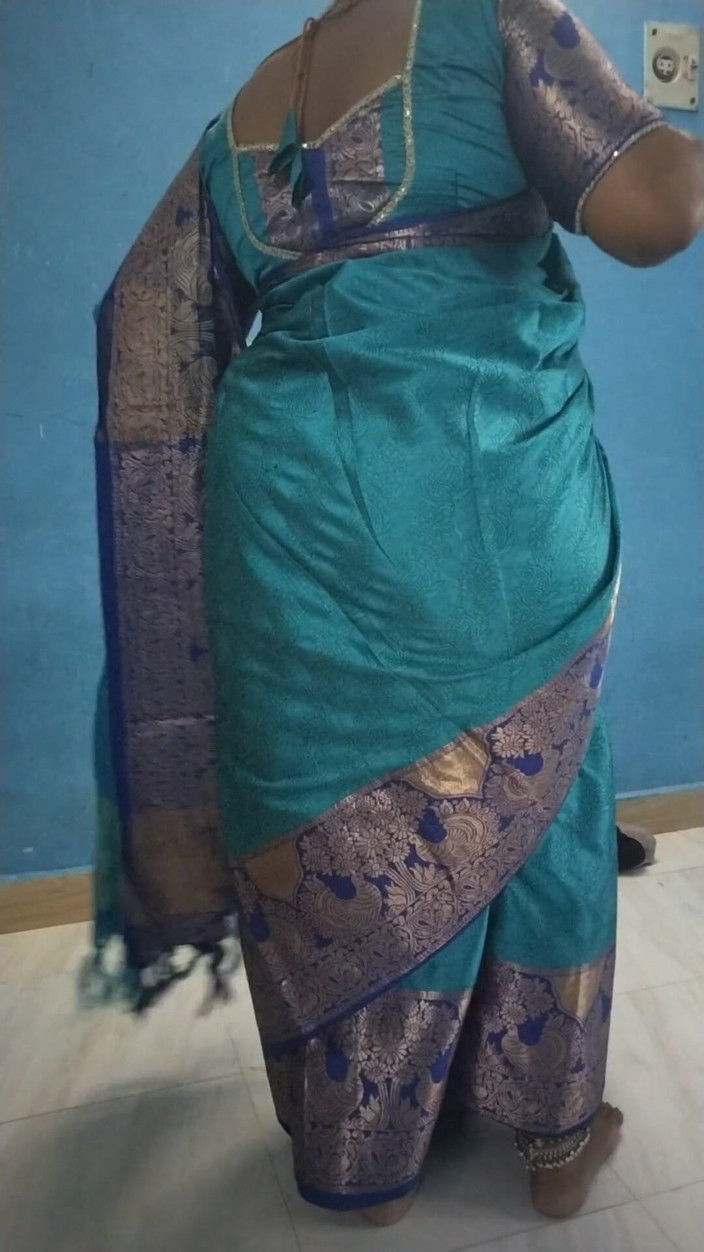 Tamil lesbian: ฮอต สาวใส่สาฬี