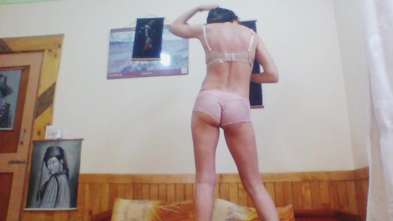 Bolly Karma: Bel corpo nudo MILF mostra l'arte del pompino
