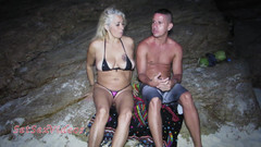 SetSexVideos: Blondeliberal con minibikini che mostra la figa, in mezzo ai...