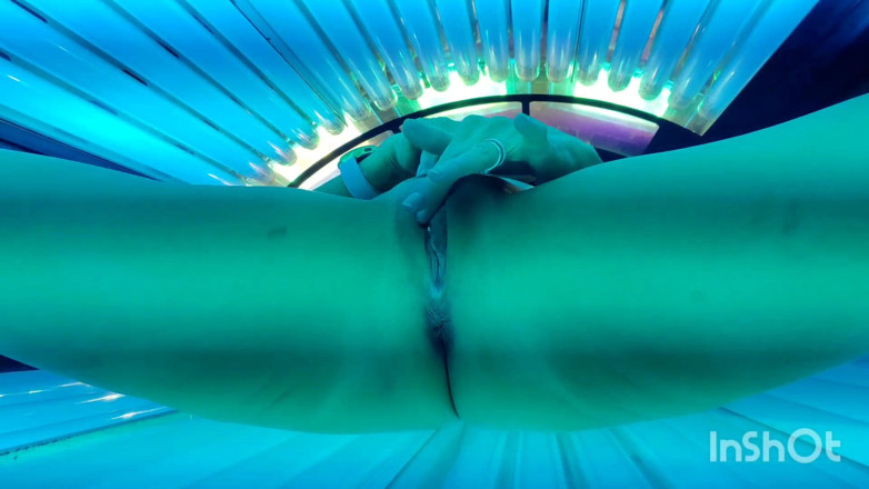Trixie Dixie: Tanning bed fun