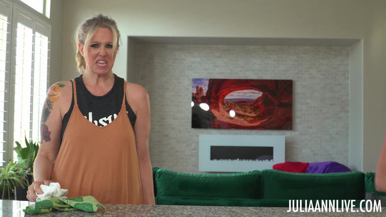 Julia Ann: レズビアンMILFの顔面射精ゲーム