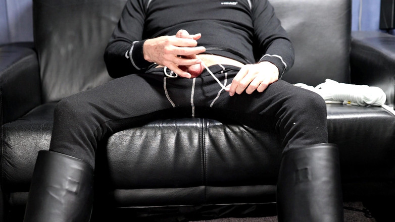 Boototternl: Lega il cazzo e le palle con la corda