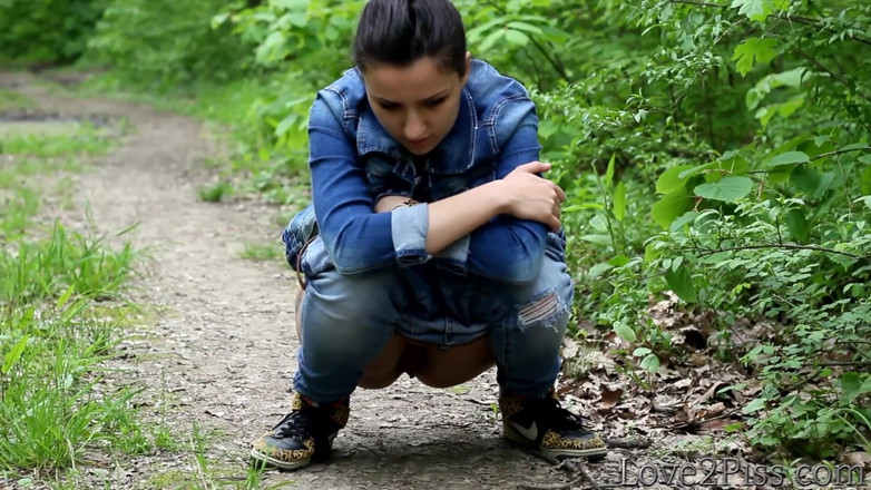 Love 2 Piss: Wiping with a leaf