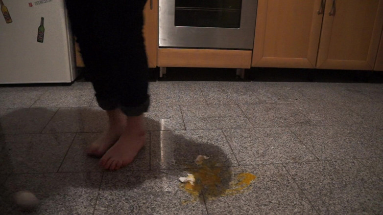 Caralia Deluxe: Piétiner les oeufs avec mes beaux pieds