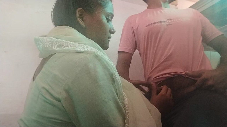 Pooja Didi: Mijn geile stiefzus wil mijn grote kont