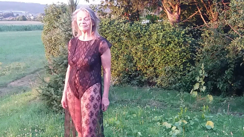 martinawest: La Abuela Lleva Un Traje Transparente Fuera.