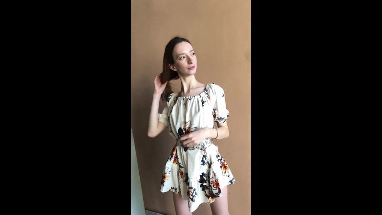 Skinny_lady69: 穿着短裙挑逗