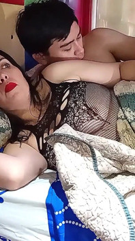 Ce n’était pas une bonne idée de partager un lit avec mon beau-fils. Je suis sa belle-mère, et il me caresse de sa grosse bite.