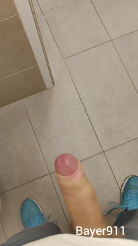 Un garçon blanc et mince se branle par portes ouvertes dans les toilettes de la salle de sport